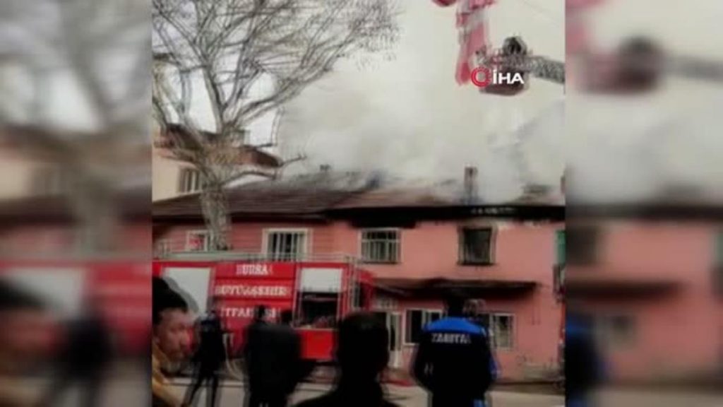 Son dakika haberleri: Ahşap evde çıkan yangın mahalle sakinlerini sokağa döktü