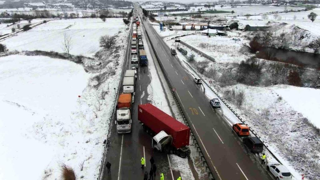 Son dakika! Kilometrelerce kuyruk oluştu…Tır, karda kaza yaptı Bursa İzmir karayolu felç oldu