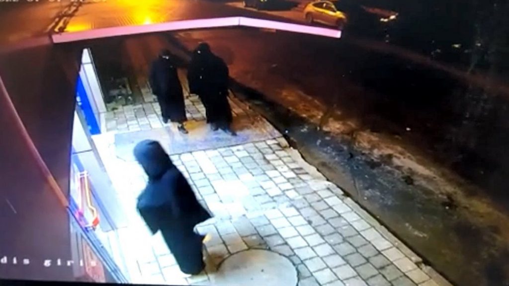 Sultanbeyli’de, oyuncak silahla market soymaya kalkan çarşaflı şüpheliler yakalandı