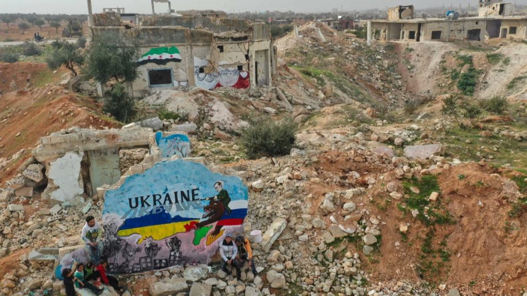 Suriye’de bombalanan evin duvarına Ukrayna bayrağı çizildi