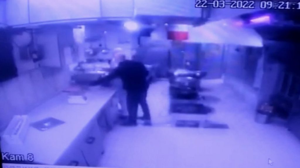 Taksim’deki muhallebicide dehşet anları: Bıçakladı, darbetti