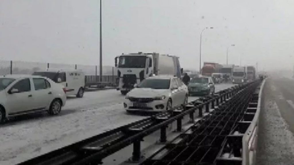 TEM’de zincirleme kaza: Uzun araç kuyrukları oluştu