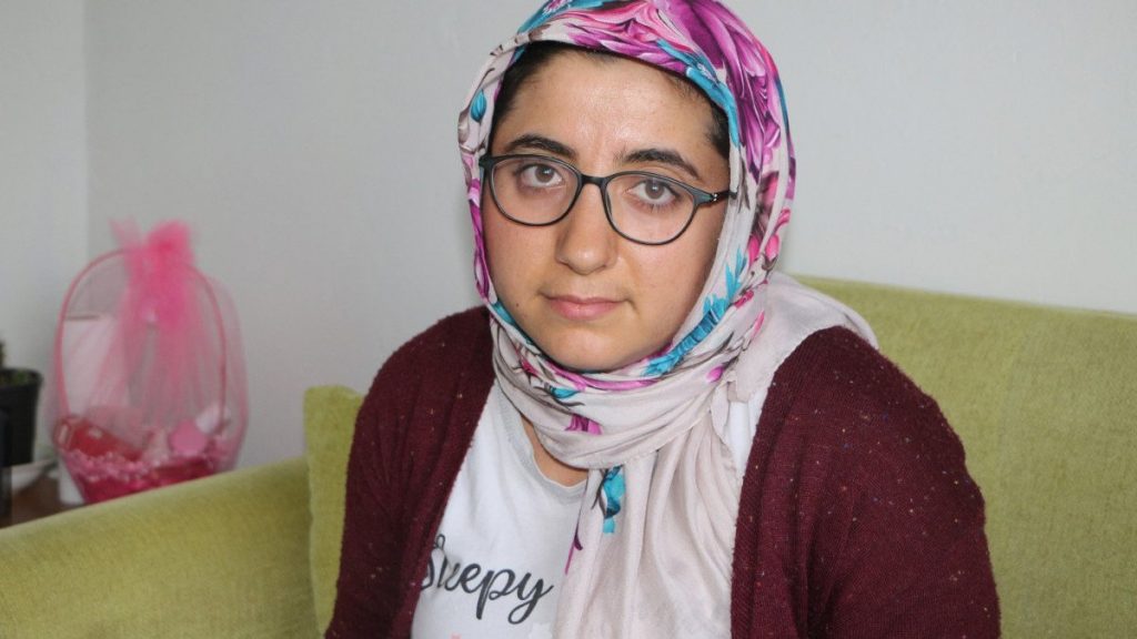 Tokat’ta eşini bıçaklayan kocanın tahliyesine karar veren hakim ve savcı sürüldü