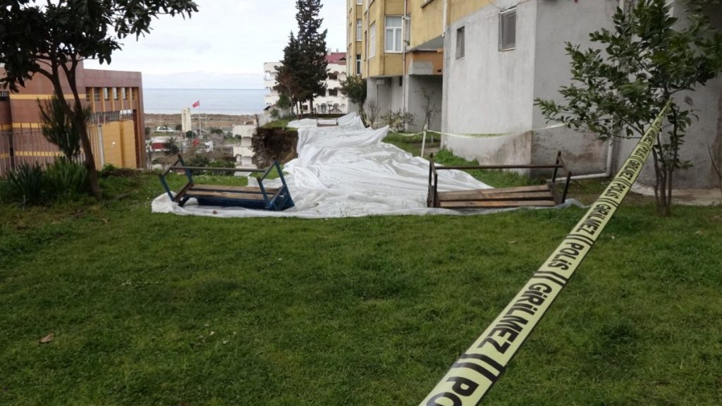 Trabzon’da heyelanı önlemek için toprağa naylon serdiler