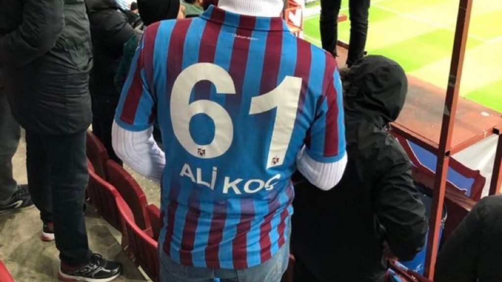 Trabzonsporlu taraftarlardan Ali Koç tezahüratı