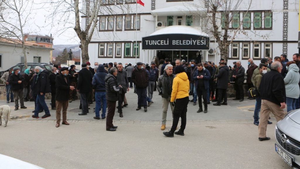 Tunceli’de köylülerden belediye önünde ‘çevre’ eylemi