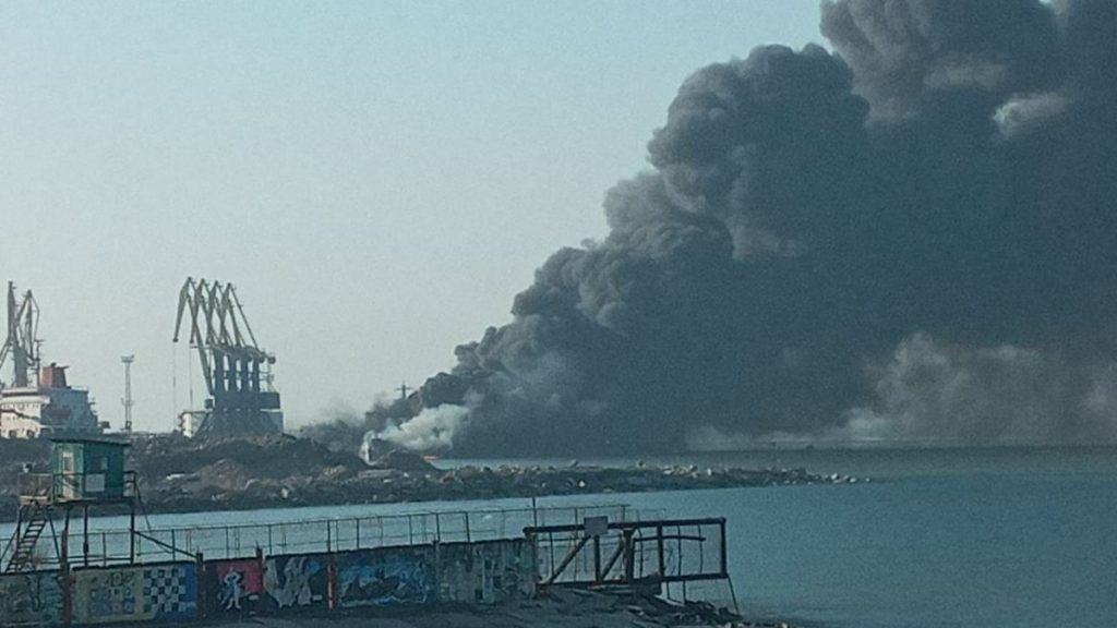 Ukrayna Berdyansk’ta Rus çıkarma gemisini vurdu