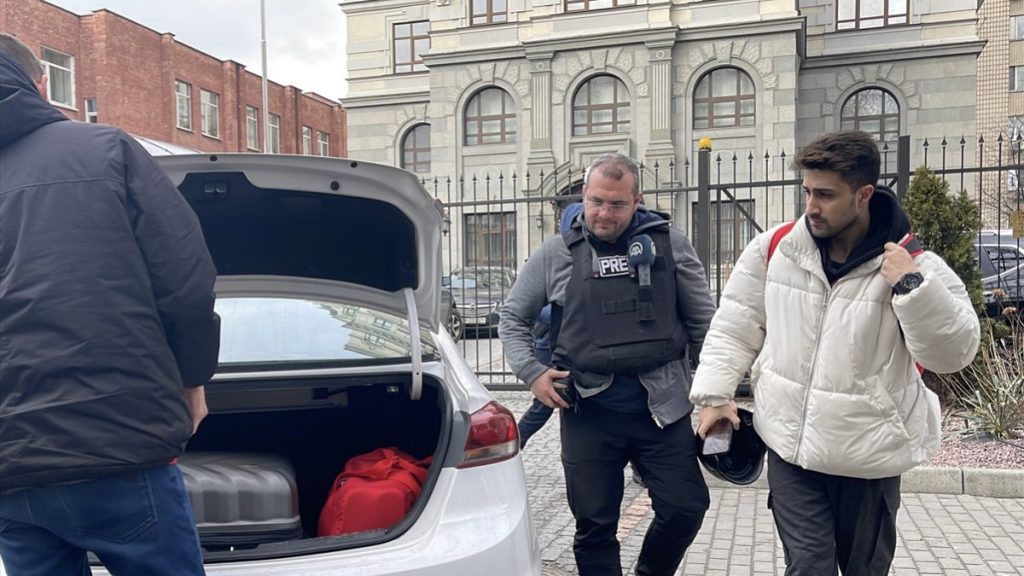 Ukrayna’da muhabirler, sığınakta mahsur kalan öğrenciyi kurtardı