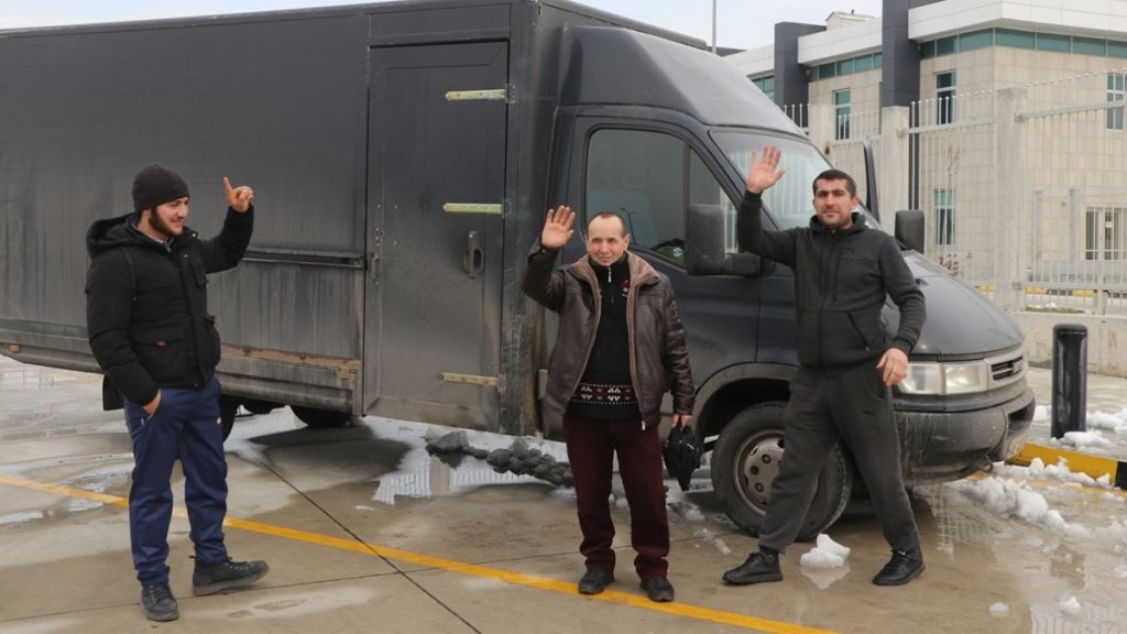 Ukrayna’daki savaş nedeniyle ülkelerine dönen Azerbaycanlılar Türkiye’ye giriş yaptı