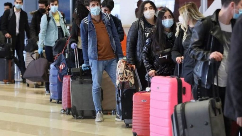 Ukrayna’dan tahliye edilen Türk vatandaşlarının sayısı 15 bin 24 oldu