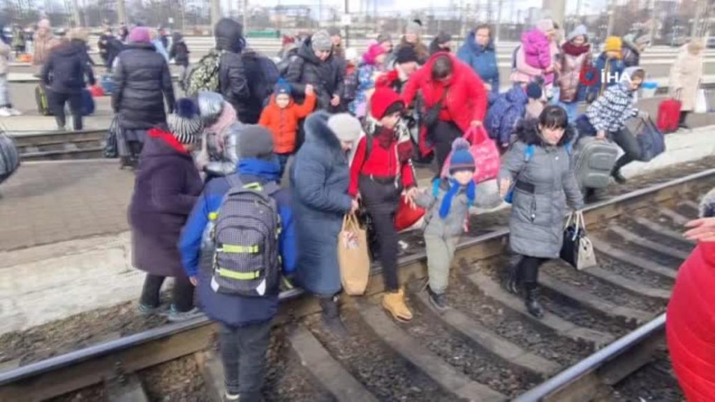 Ukraynalı kadınlar Dünya Kadınlar Günü’nü göç yolunda geçiriyorUkraynalı anne: “Çocuklarımızın üzerlerinde roketler uçmasın, bir gelecekleri olsun”