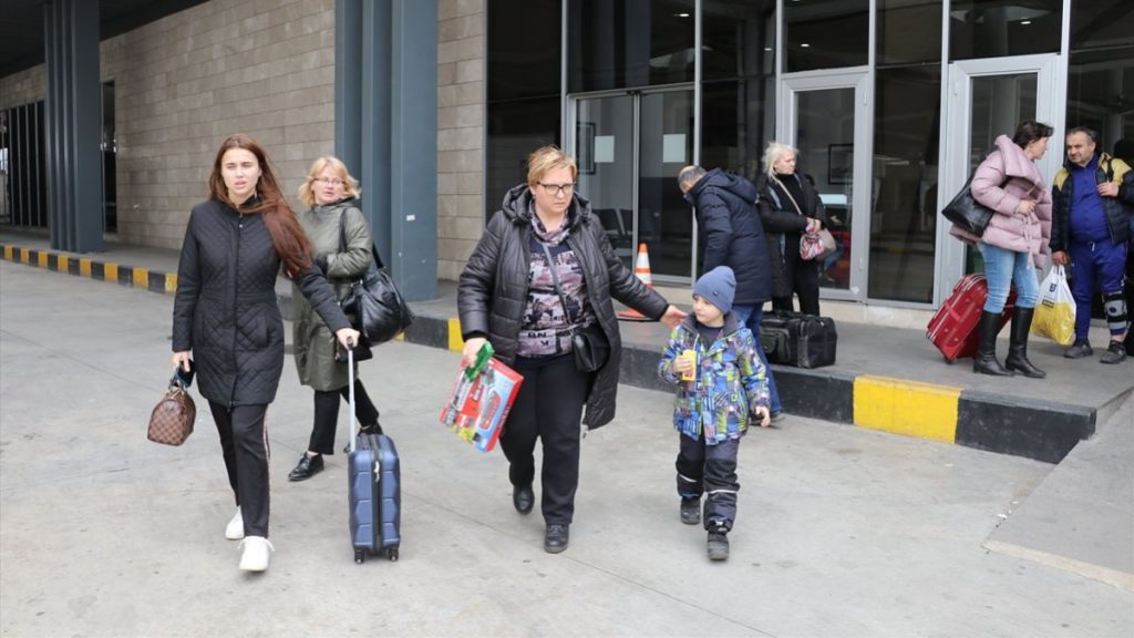 Ukraynalılar, saldırı altında olan ülkelerinden Türkiye’ye göç ediyor
