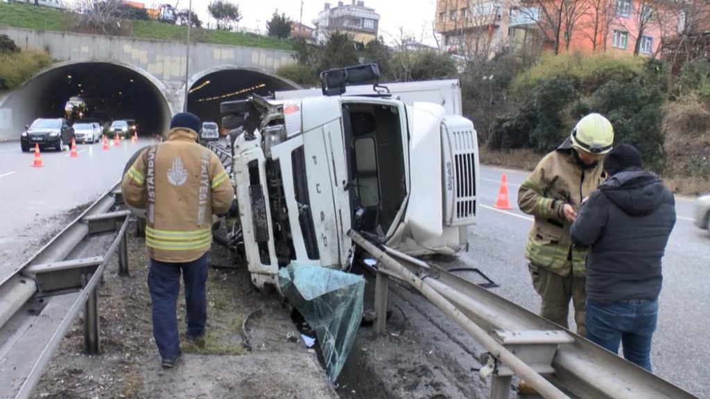 Üsküdar Şile yolunda kontrolden çıkan kamyonet devrildi