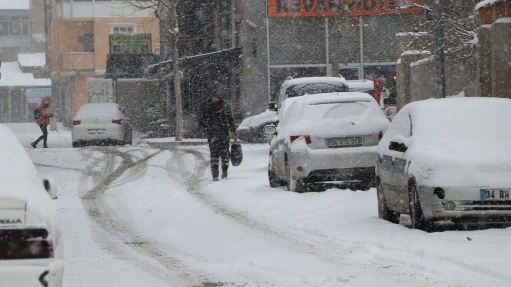 Van’da 318 yerleşim yerine ulaşım sağlanamıyor