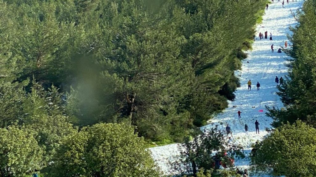 Yıllar sonra beyaza bürünen Kıbrıs’ta vatandaşlar karın keyfini çıkardı