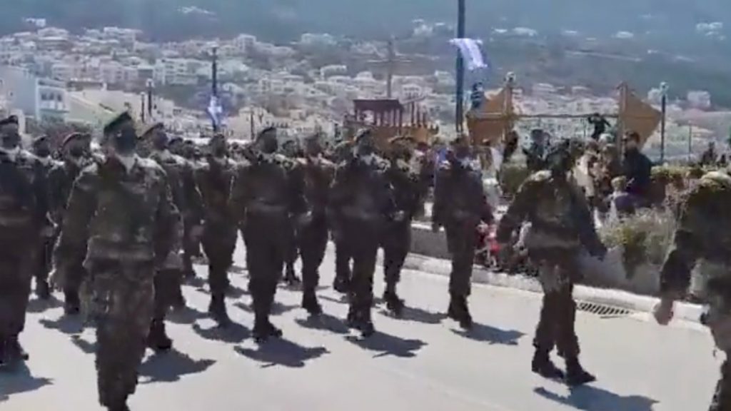 Yunanistan, Sisam Adası’nda askeri geçit töreni düzenledi