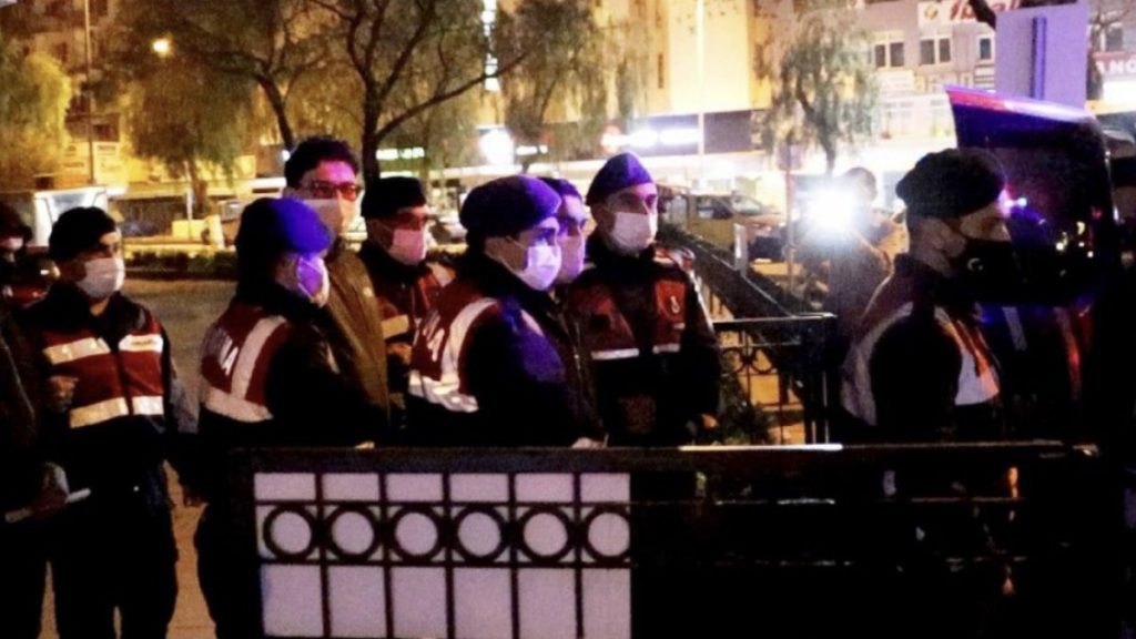 Yunanistan’ın ittiği, Kuşadası açıklarında yakalanan 8 FETÖ’cü tutuklandı