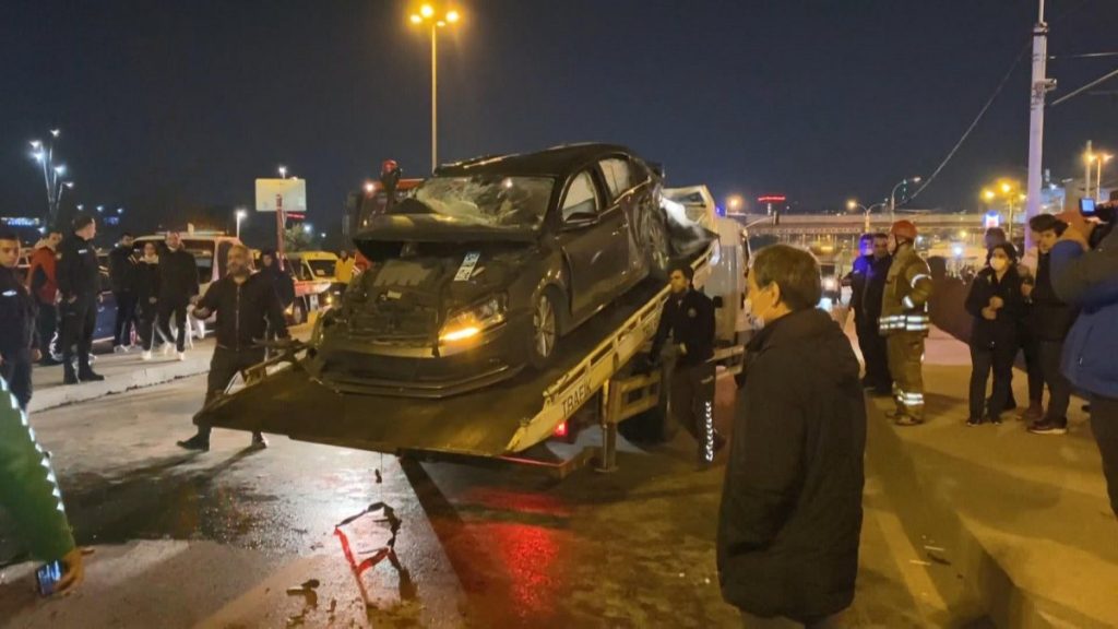 Zeytinburnu’nda, 15 yaşındaki sürücü kaza yaptı