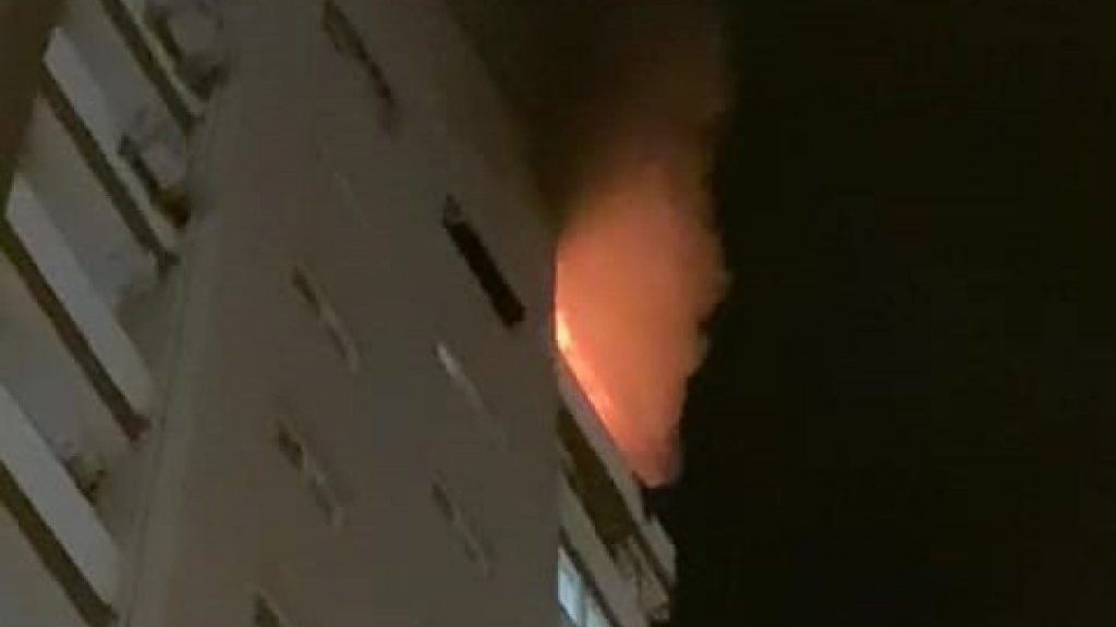 Adana’da ailesine kızan genç evi ateşe verdi