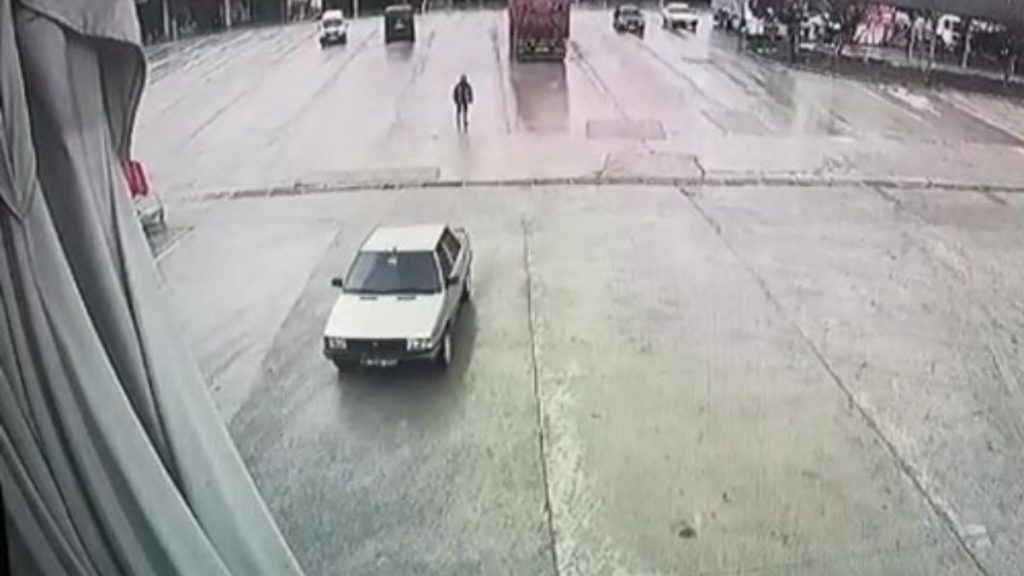 Amasya’da el freni çekilmeyen araçtan film sahnesi görüntüleri