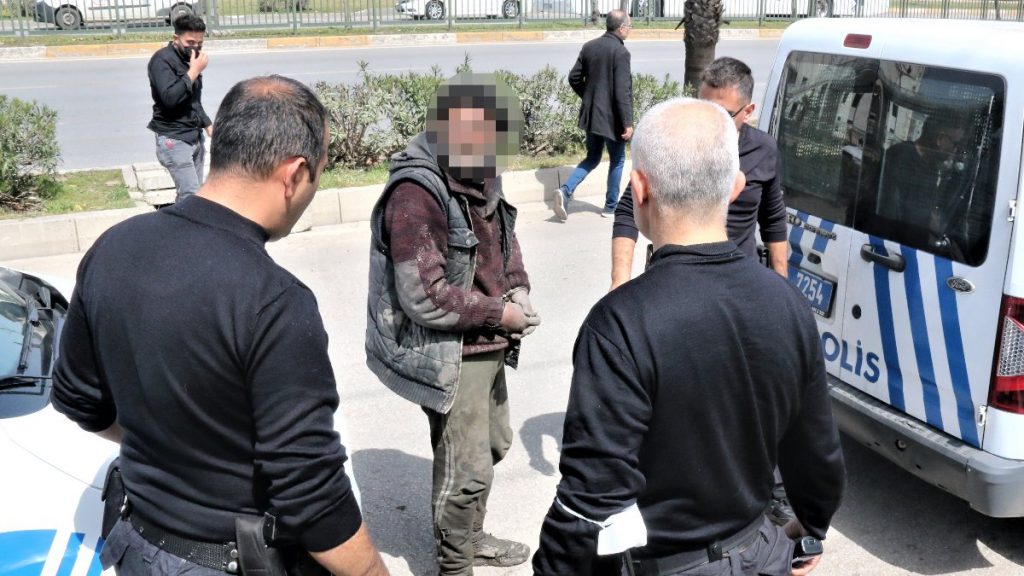 Antalya’da kanalizasyona giren adam görenleri şaşırttı