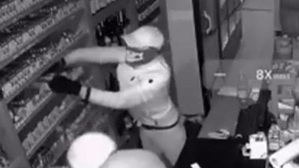 Antalya’da sigara ve alkolleri çuvala doldurup kaçtılar