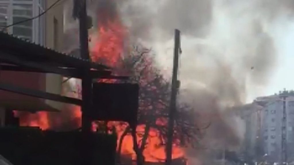 Ataşehir’de gecekonduda çıkan yangında can pazarı