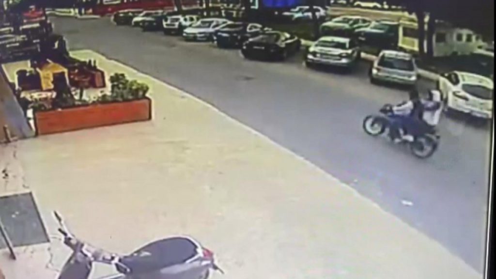 Beylikdüzü’nde iş yerine silahlı saldırı anları kamerada