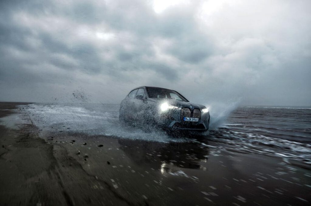 BMW iX ailesine M dopingi: iX M60