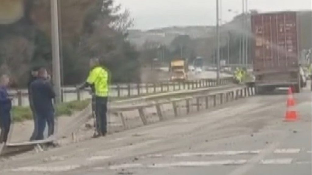 Bursa’da kontrolden çıkan tır, tozu dumana kattı