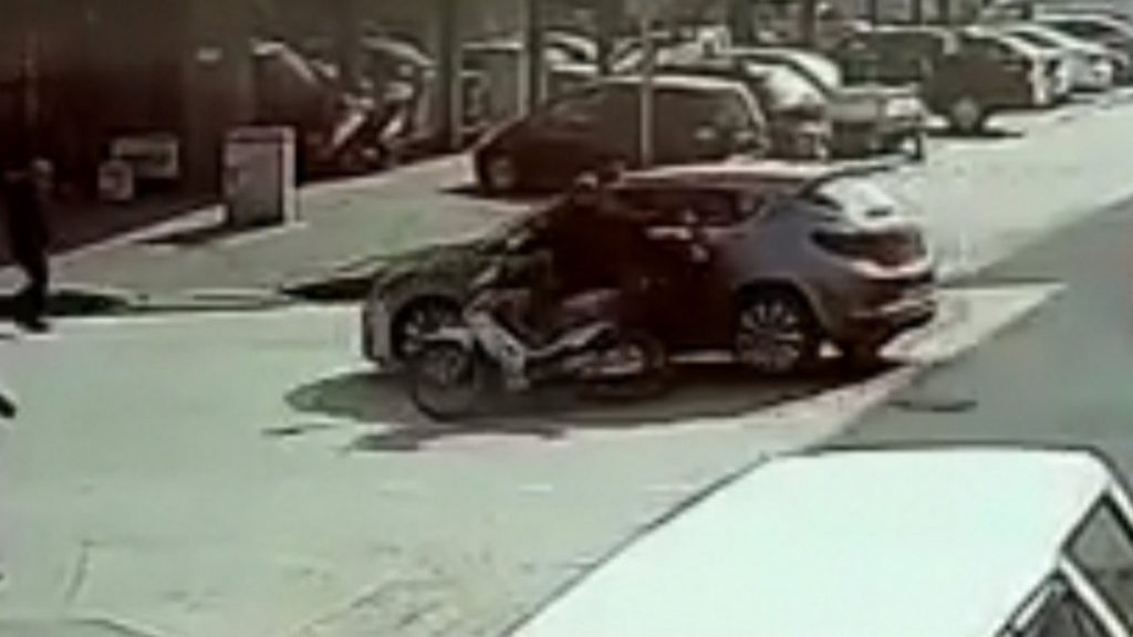 Bursa’da motosikletle otomobilin çarpışma anı