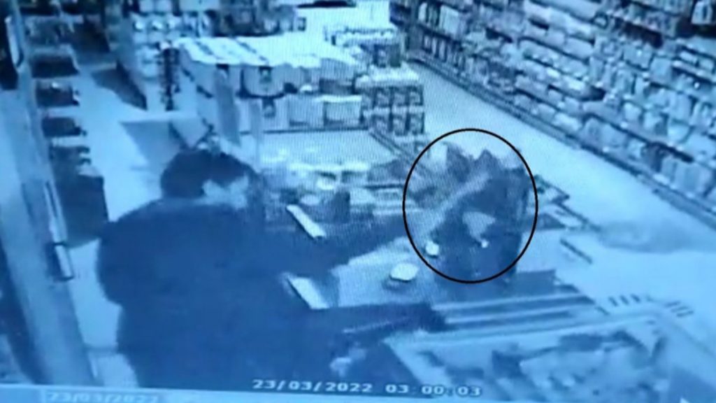 Diyarbakır’da kasayı açamayınca, markete zarar verdi