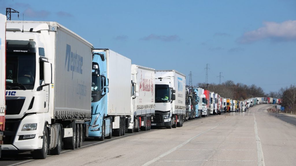 Edirne sınırında tır kuyruğundaki şoförler mülteci nöbeti tutuyor