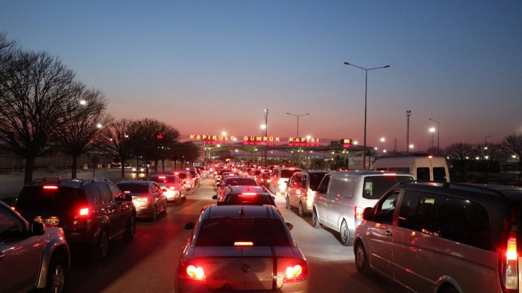 Edirne’den dönen Bulgarlar, sınırda uzun kuyruklar oluşturdu