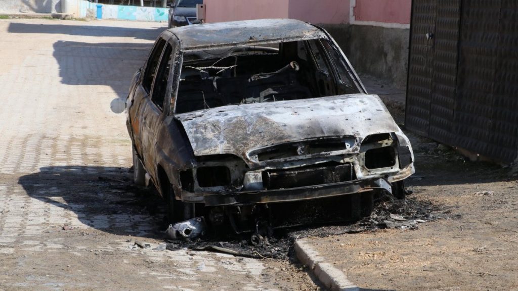 Eskişehir’de 2 hırdavat dükkanı ile 6 araç ateşe verildi