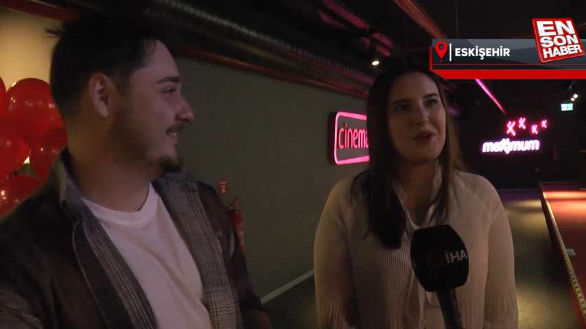 Eskişehir’deki genç, sevgilisine sinema salonunda evlilik teklifi etti
