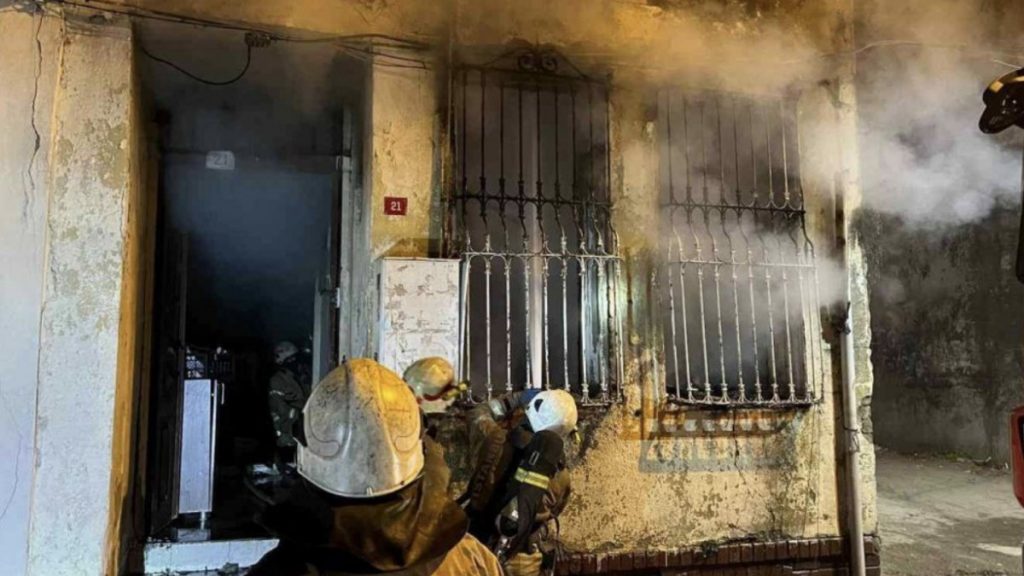 Fatih’te yangın: 4 kişi ve 6 kedi yavrusu kurtarıldı