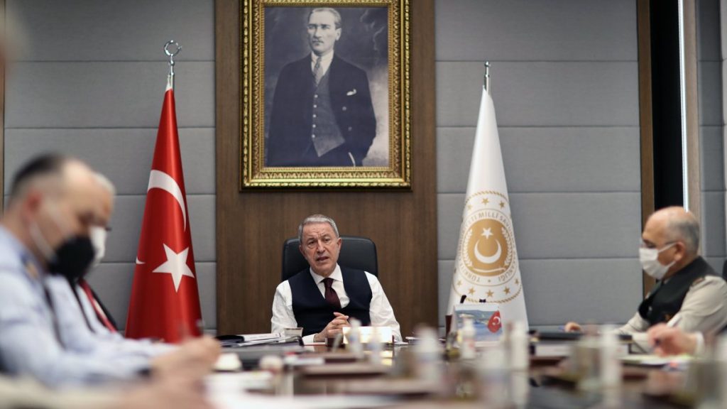 Hulusi Akar, komutanlarla bir araya geldi
