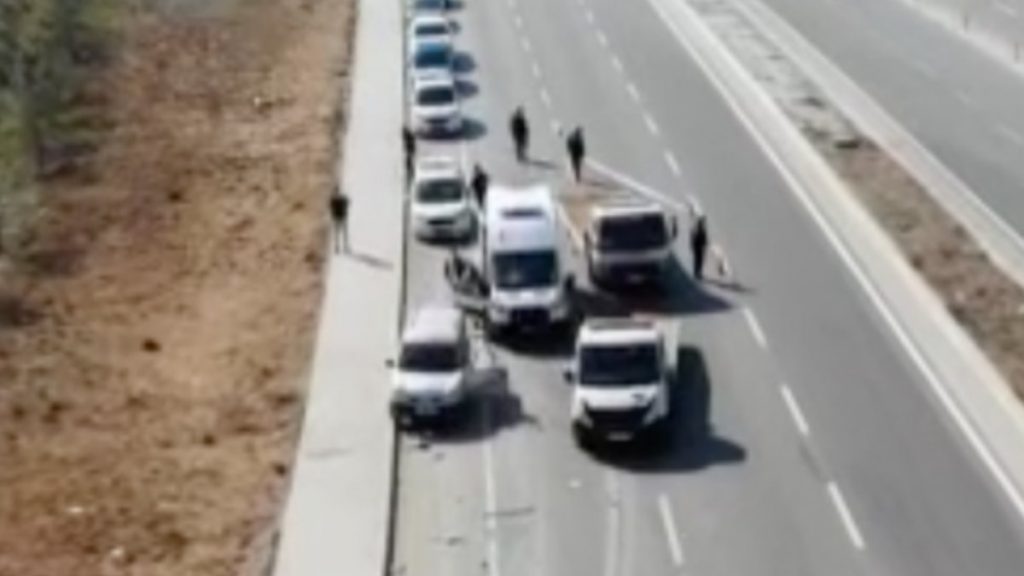 İstanbul’da bozulan aracını tamir eden şahıs, tırın altında kalarak can verdi