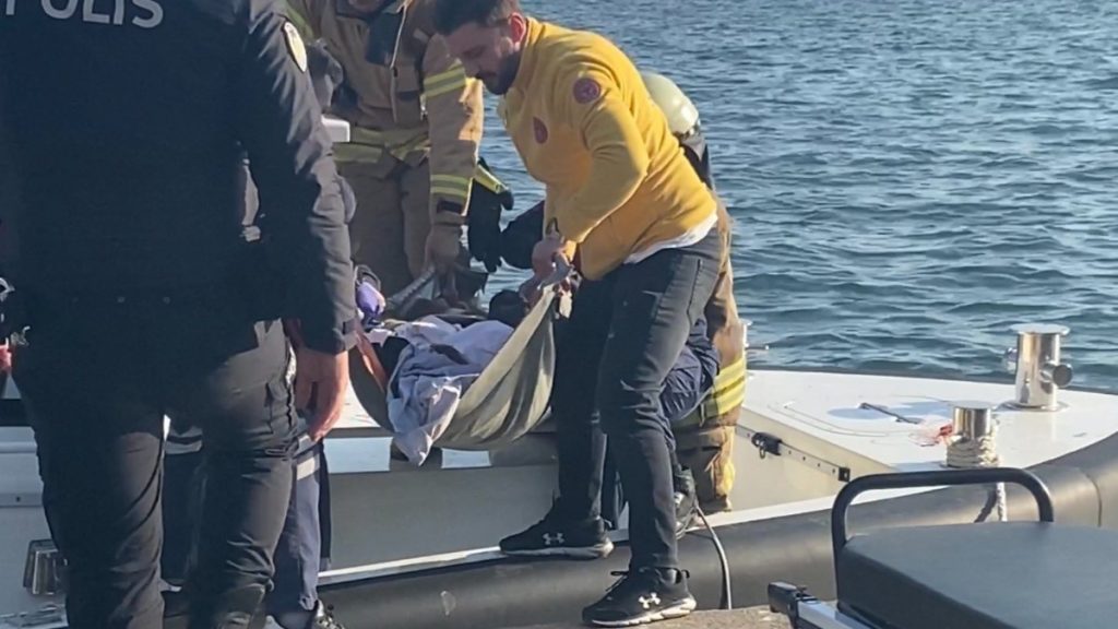 İstanbul’da kız arkadaşıyla kavga edip denize düşen genç hipotermi geçirdi