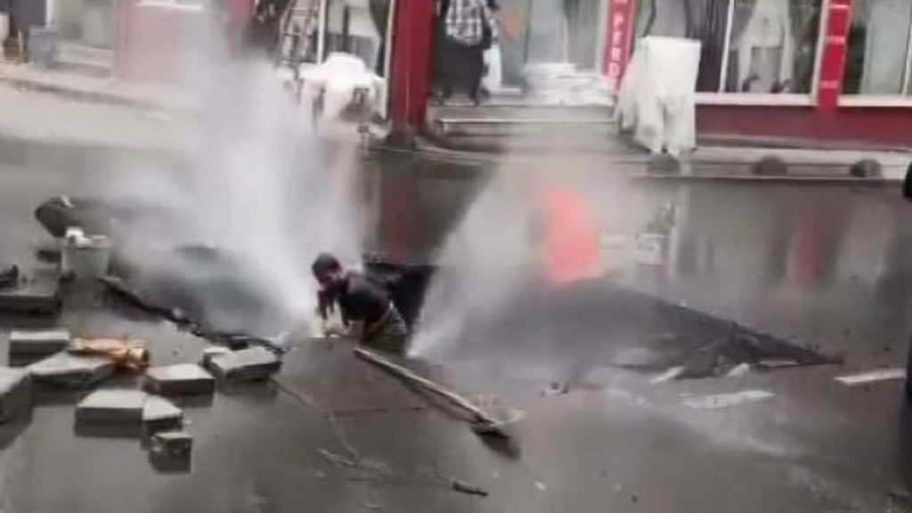 İstanbul’da patlayan boruyu tamir eden işçinin zor anları