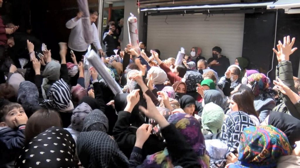 İstanbul’da ucuz halı izdihama neden oldu