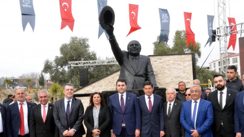İyi Partili Nazilli Belediyesi’nden Süleyman Demirel heykeli