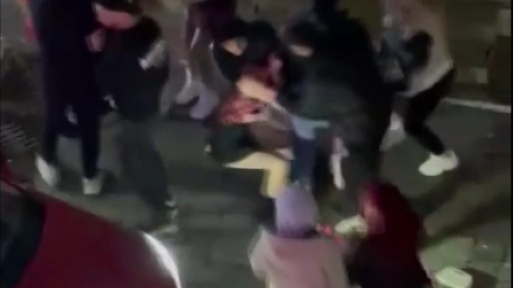 Kadıköy’de iki kız grubunun saç saça kavgası