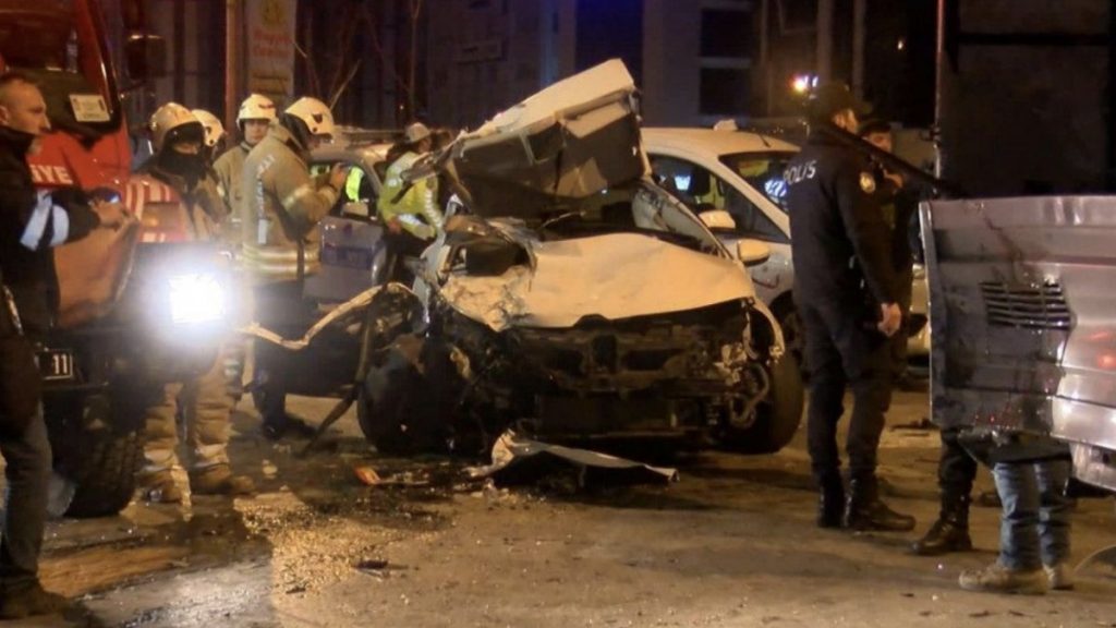 Kadıköy’de lastiği patlayan otomobil zincirleme kazaya yol açtı: 1 ölü 1 yaralı