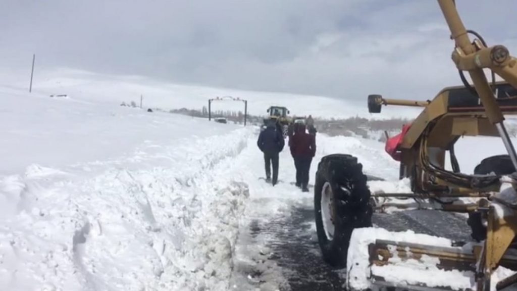 Kars’ta 6 araç, tipide mahsur kaldı