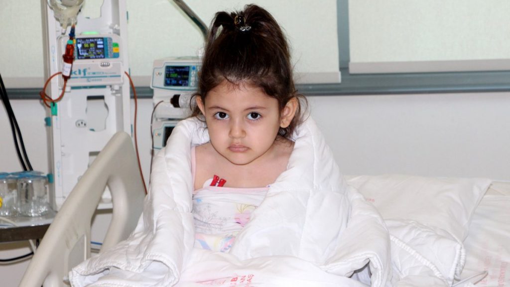 Kars’ta rahatsızlanan minik Asya, ambulans uçakla geldiği Adana’da tedavi edildi