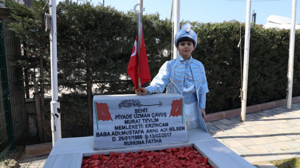 Kocaeli’de şehidin oğlu, sünnet düğünü öncesi babasını ziyaret etti