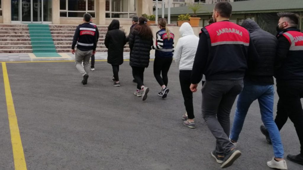 Mersin’de, sosyal medya dolandırıcılarına operasyon: 8 gözaltı