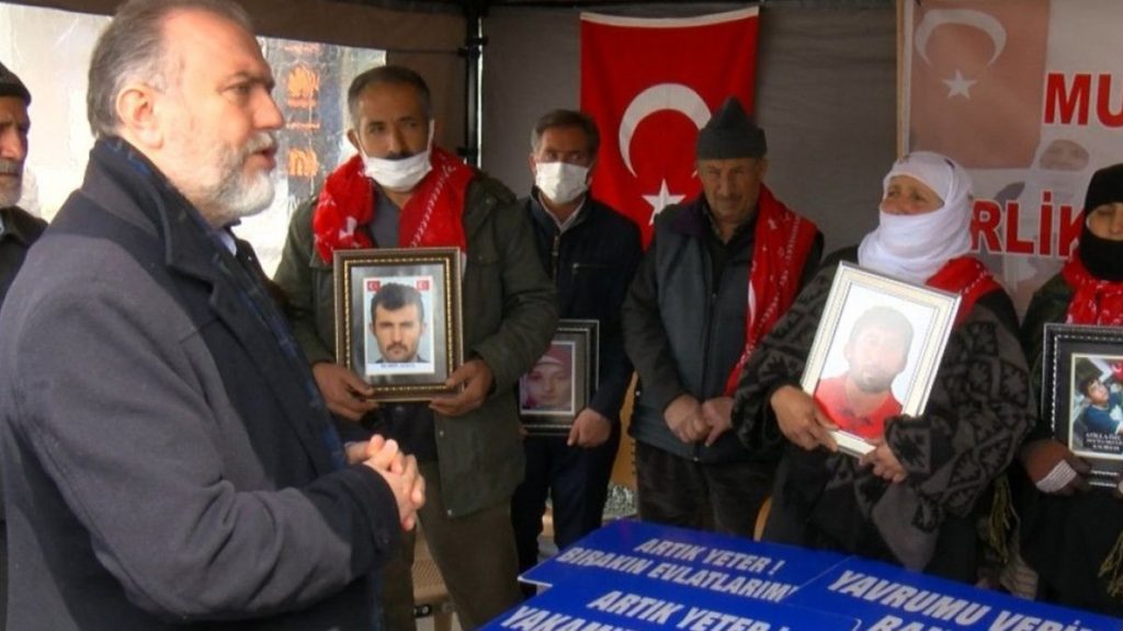 Muş’ta evlat nöbetindeki ailelere destek ziyareti